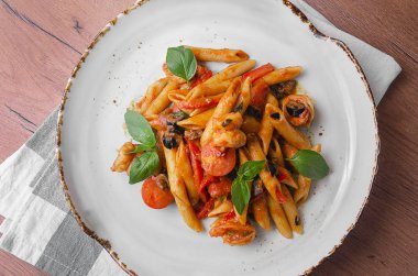 Domates soslu karides ile İtalyan makarna