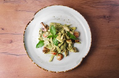 Yeşil makarna tavuk, fesleğen ve mantar ile