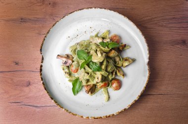 Yeşil makarna tavuk, fesleğen ve mantar ile