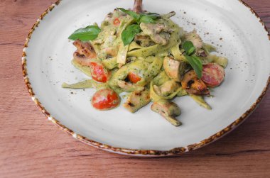 Yeşil makarna tavuk, fesleğen ve mantar ile