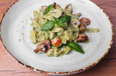 Yeşil makarna tavuk, fesleğen ve mantar ile