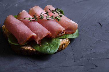 sandviç ile çeşitli dolgular: jambon, peynir, avokado, sos