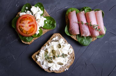 sandviç ile çeşitli dolgular: jambon, peynir, avokado, sos