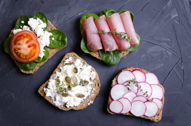 sandviç ile çeşitli dolgular: jambon, peynir, avokado, sos