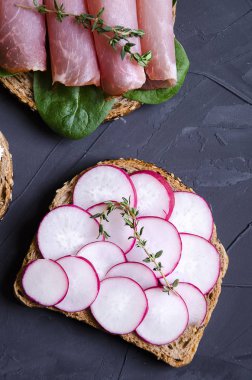 sandviç ile çeşitli dolgular: jambon, peynir, avokado, sos