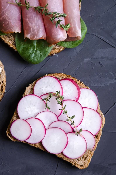 sandviç ile çeşitli dolgular: jambon, peynir, avokado, sos