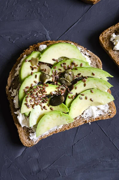 sandviç ile çeşitli dolgular: jambon, peynir, avokado, sos