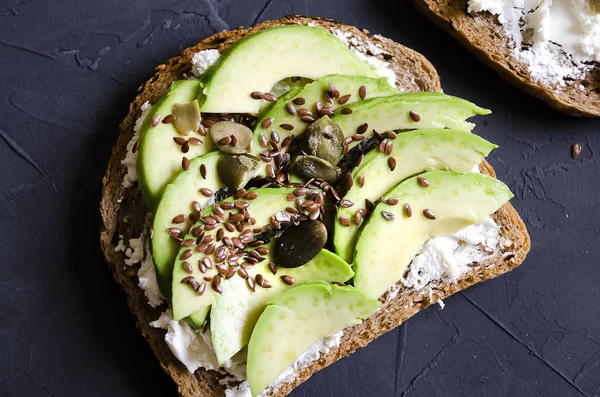 sandviç ile çeşitli dolgular: jambon, peynir, avokado, sos