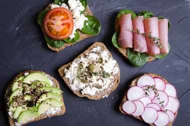sandviç ile çeşitli dolgular: jambon, peynir, avokado, sos