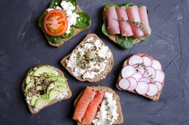 sandviç ile çeşitli dolgular: jambon, peynir, avokado, sos