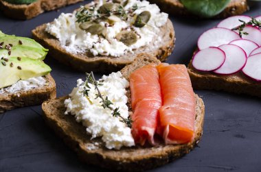 sandviç ile çeşitli dolgular: jambon, peynir, avokado, sos