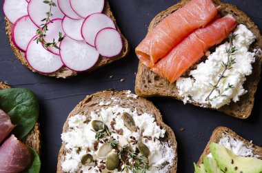 sandviç ile çeşitli dolgular: jambon, peynir, avokado, sos