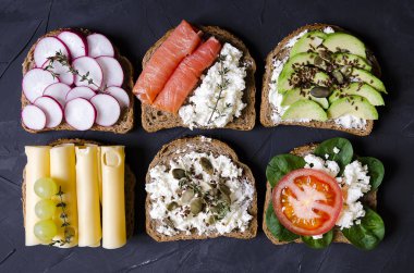 sandviç ile çeşitli dolgular: jambon, peynir, avokado, sos