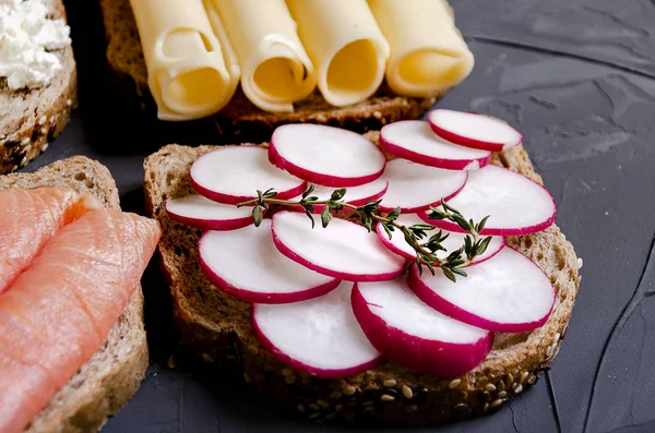 Sándwiches con diversos rellenos: jamón, queso, aguacate, salsa — Foto de Stock