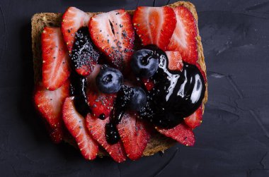 sandviç ile çeşitli dolgular: jambon, peynir, avokado, sos