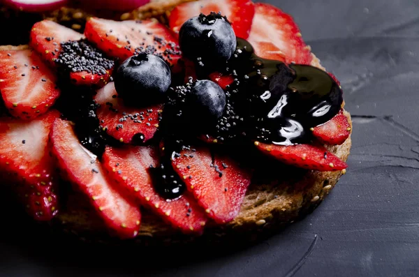 sandviç ile çeşitli dolgular: jambon, peynir, avokado, sos