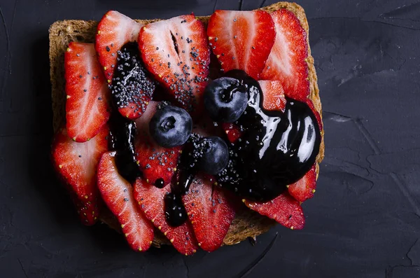 sandviç ile çeşitli dolgular: jambon, peynir, avokado, sos