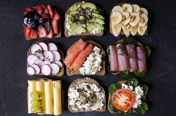 sandviç ile çeşitli dolgular: jambon, peynir, avokado, sos