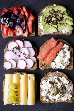 sandviç ile çeşitli dolgular: jambon, peynir, avokado, sos