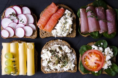 sandviç ile çeşitli dolgular: jambon, peynir, avokado, sos