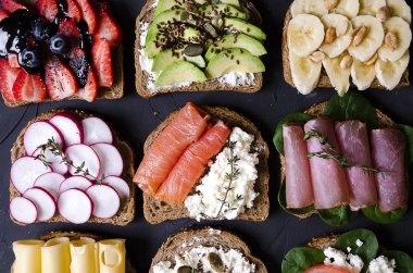 sandviç ile çeşitli dolgular: jambon, peynir, avokado, sos