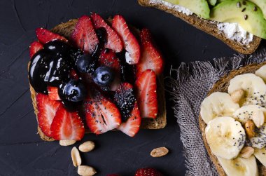 sandviç ile çeşitli dolgular: jambon, peynir, avokado, sos