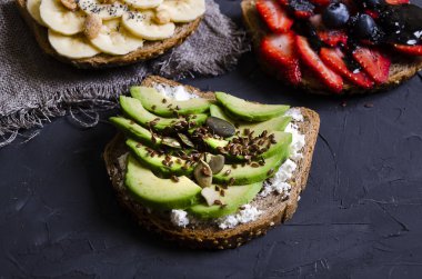 sandviç ile çeşitli dolgular: jambon, peynir, avokado, sos