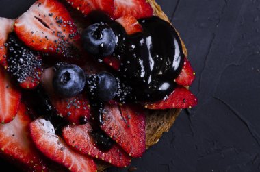 sandviç ile çeşitli dolgular: jambon, peynir, avokado, sos