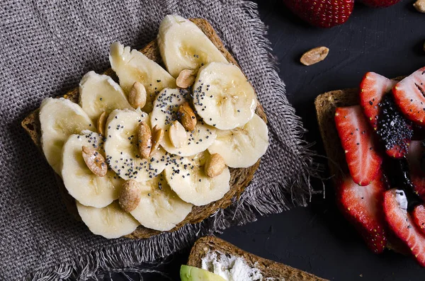 Sandwiches mit verschiedenen Füllungen: Schinken, Käse, Avocado, Sauce — Stockfoto