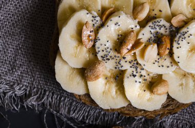 sandviç ile çeşitli dolgular: jambon, peynir, avokado, sos