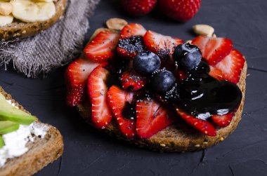 sandviç ile çeşitli dolgular: jambon, peynir, avokado, sos