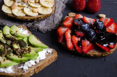 sandviç ile çeşitli dolgular: jambon, peynir, avokado, sos