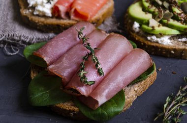 sandviç ile çeşitli dolgular: jambon, peynir, avokado, sos