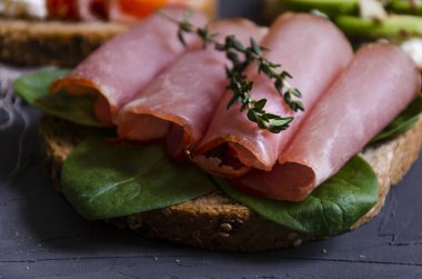 sandviç ile çeşitli dolgular: jambon, peynir, avokado, sos