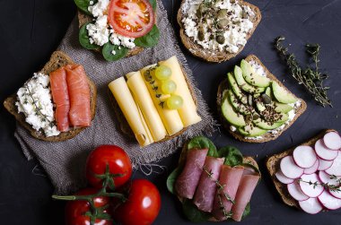 sandviç ile çeşitli dolgular: jambon, peynir, avokado, sos