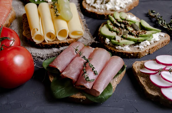 sandviç ile çeşitli dolgular: jambon, peynir, avokado, sos