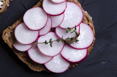 sandviç ile çeşitli dolgular: jambon, peynir, avokado, sos