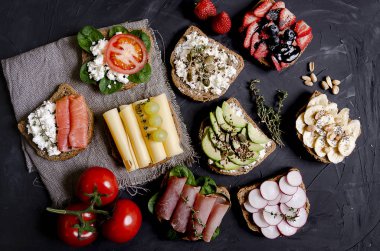 sandviç ile çeşitli dolgular: jambon, peynir, avokado, sos