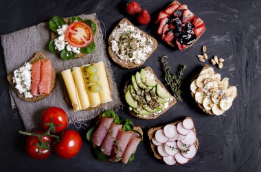 sandviç ile çeşitli dolgular: jambon, peynir, avokado, sos