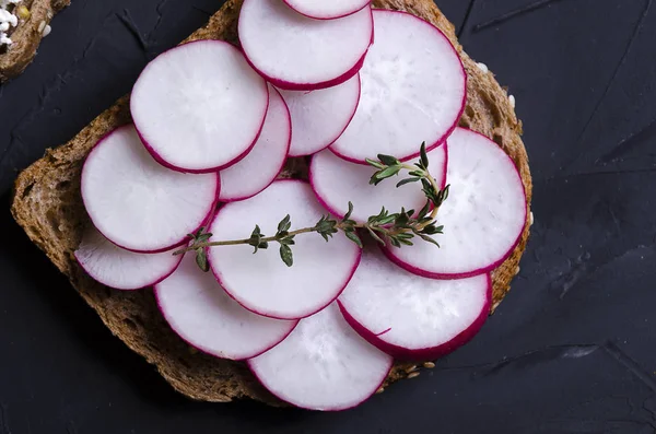 sandviç ile çeşitli dolgular: jambon, peynir, avokado, sos