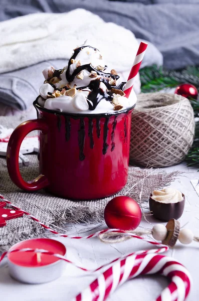 Diseño de Navidad con juguetes, árbol de Navidad, oropel y cacao — Foto de Stock