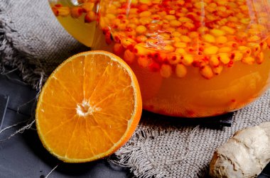 Zencefil, çilek ve tarçın ile deniz dikeni çay