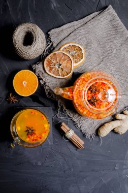 Zencefil, çilek ve tarçın ile deniz dikeni çay