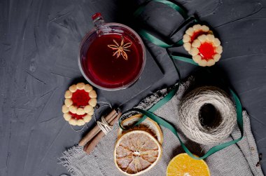 Noel sıcak mulled şarap Aromatik baharatlar ile.