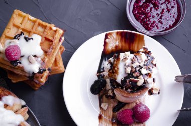 tarçın kremalı tepesi ile Cinnabon rulo