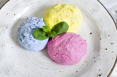 Farklı renk ve lezzetleri meyveler, fındık ve meyve ile dondurma Kepçe kümesi