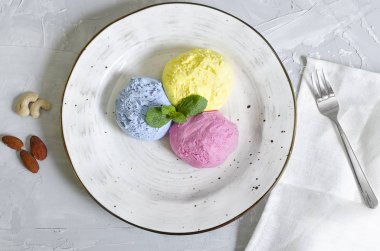 Farklı renk ve lezzetleri meyveler, fındık ve meyve ile dondurma Kepçe kümesi