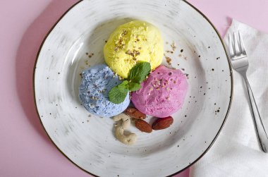 Farklı renk ve lezzetleri meyveler, fındık ve meyve ile dondurma Kepçe kümesi