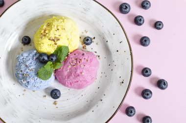Farklı renk ve lezzetleri meyveler, fındık ve meyve ile dondurma Kepçe kümesi