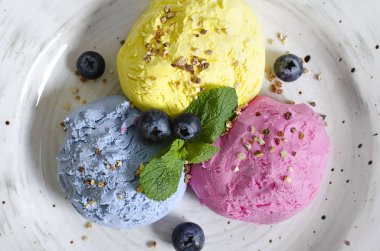 Farklı renk ve lezzetleri meyveler, fındık ve meyve ile dondurma Kepçe kümesi